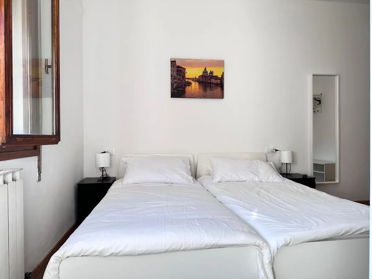 Guest house Calima Apartments Marghera Italy
